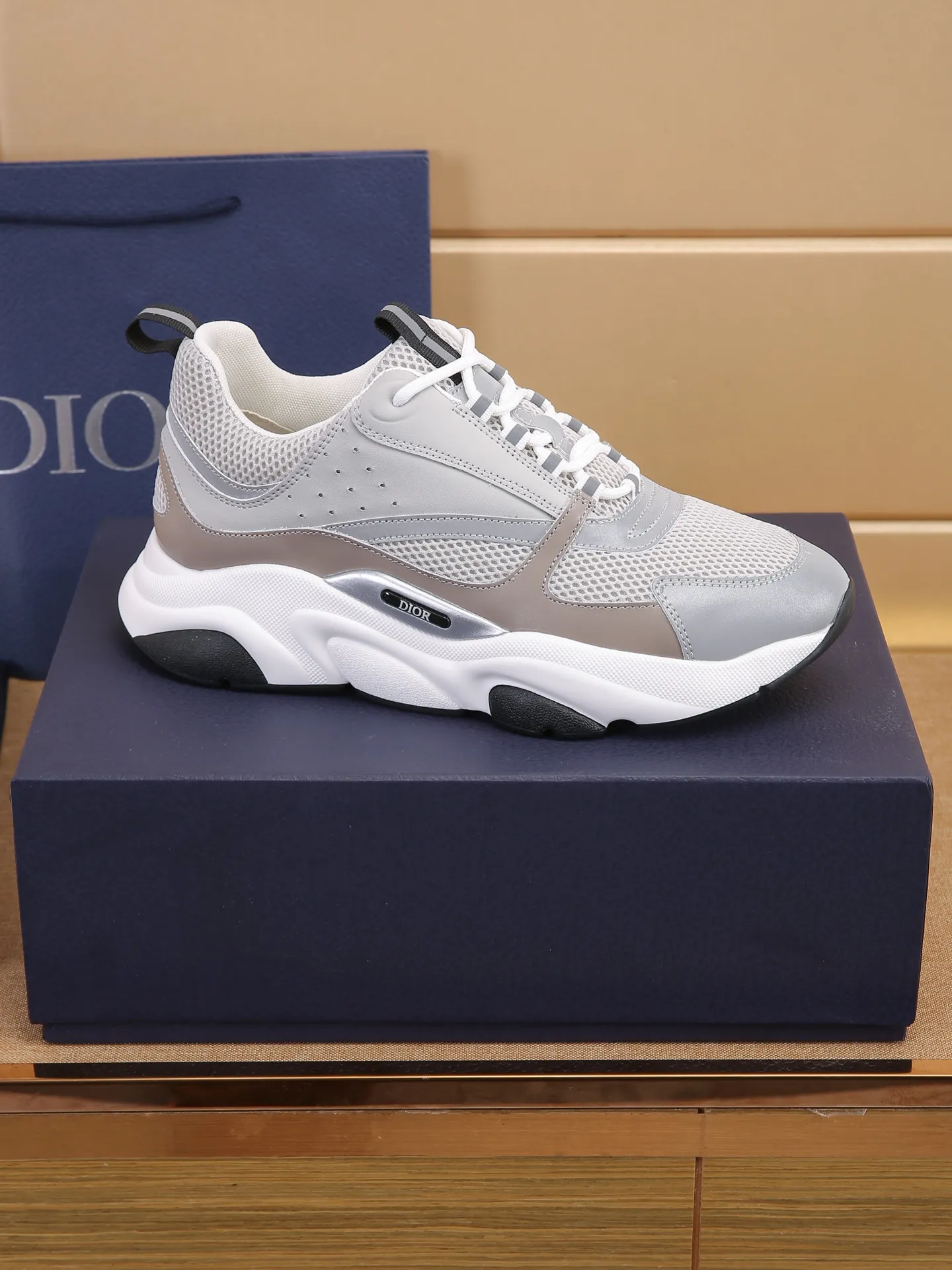 Factory price: 460💰Dior’s top version of D’s b22 men’s sports shoes. Inspired by retro running styles, the chunky low-top silhouette features gray calf leather and blue and white mesh fabric uppers, atop a black, white and blue engraved rubber sole. Nylon ribbon accents the blue mesh tongue and heel counter, and a "dio~" logo appears on the side. Pair it with a suit for a striking contrast and add a sportswear-chic edge to your look. The thick sole can be about 4cm~ Size: 38-45, [46, 47 customized]
